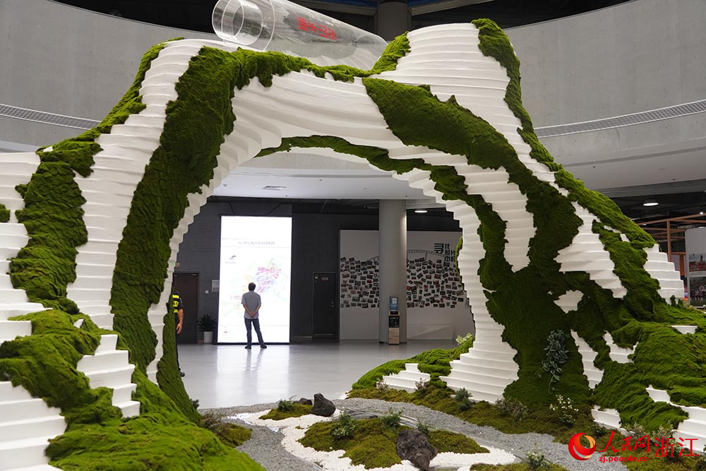 活动中设置的大型山水造景，集中展示了丽水的七项“世界级遗产”。人民网 章勇涛摄