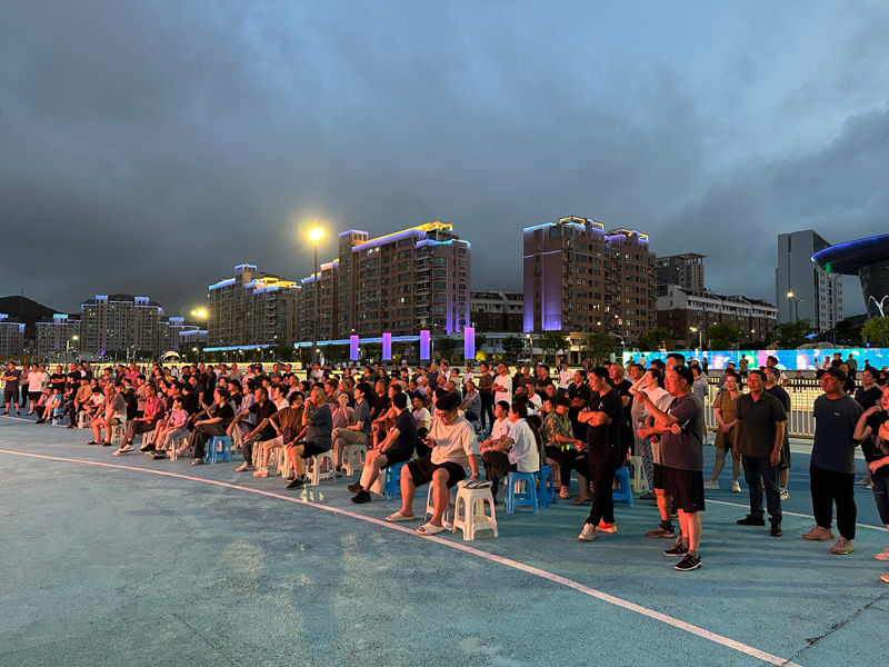望海公園城市陽台上觀賽的人群。嵊泗縣融媒體中心供圖