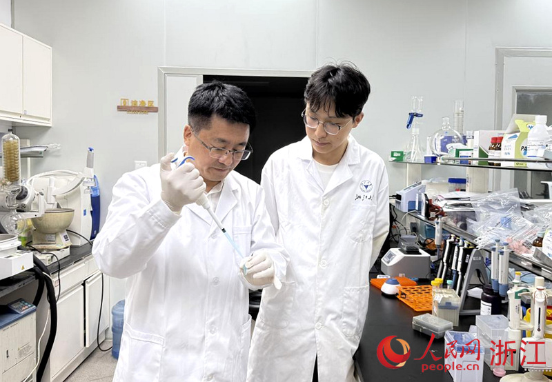 劉雪鬆（左）帶領學生開展油茶定性定量的基礎研究。人民網 方彭依夢攝