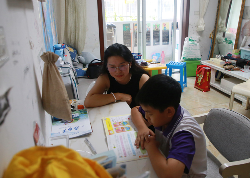 徐锡英正陪同孩子学习。遂昌县委宣传部供图
