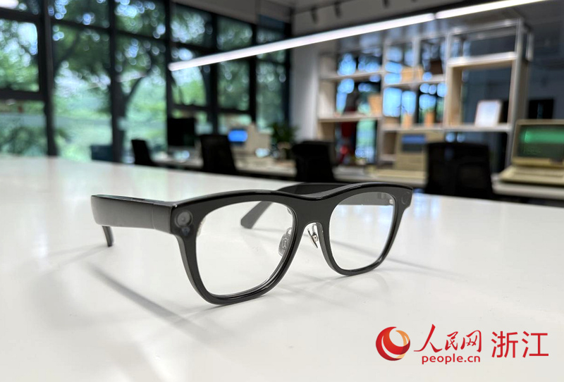 全球首个可支付的智能眼镜Rokid Glasses。人民网 方彭依梦摄