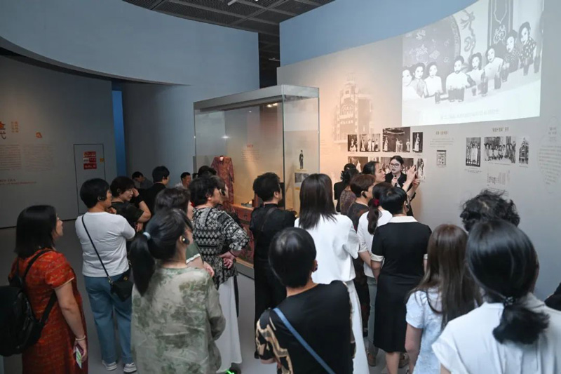 参观越剧博物馆。嵊州市委宣传部供图