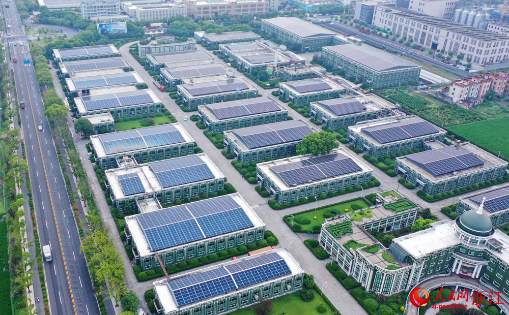 企業的屋頂上整齊排列著光伏板。人民網記者 郭揚攝