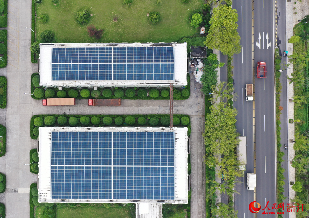 企業的屋頂上整齊排列著光伏板。人民網記者 郭揚攝