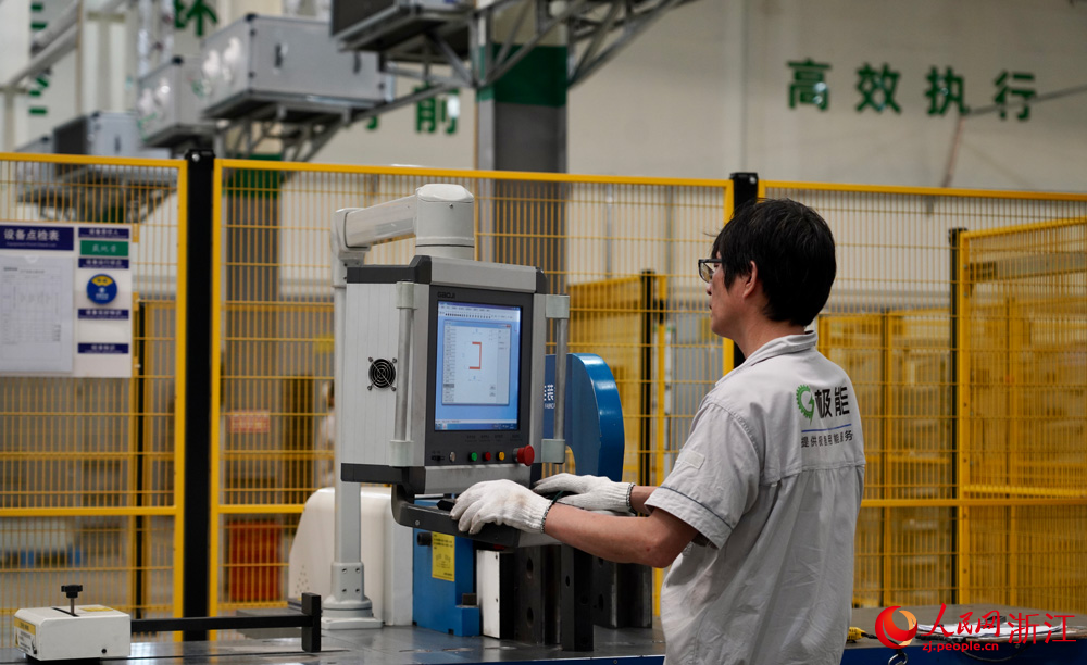极能数字装备制造中心内,工人正在操作设备。人民网记者 郭扬摄