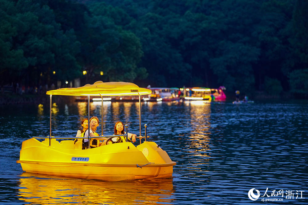8月10日，市民游客在寧波市江北區慈城古縣城夜游。人民網 章勇濤攝