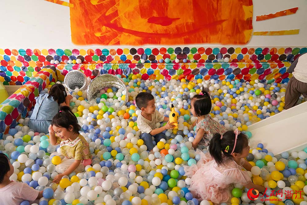 孩子们正在老师的带领下上体能游戏课。人民网 章勇涛摄