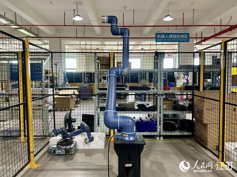 埃斯頓酷卓協作機器人正在做跑合測試。人民網 王丹丹攝