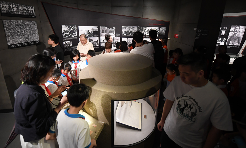 8月15日，小学生在抗日战争胜利浙江受降纪念馆参观。翁忻旸摄