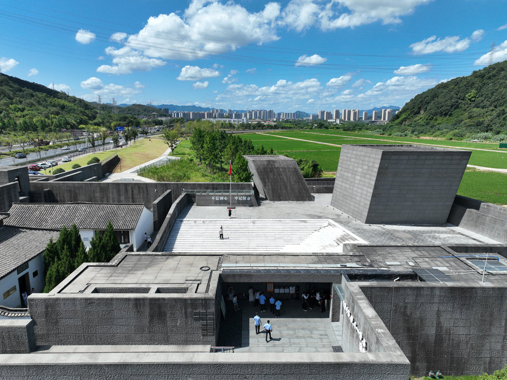 8月15日，人们在抗日战争胜利浙江受降纪念馆参观（无人机照片）。翁忻旸摄