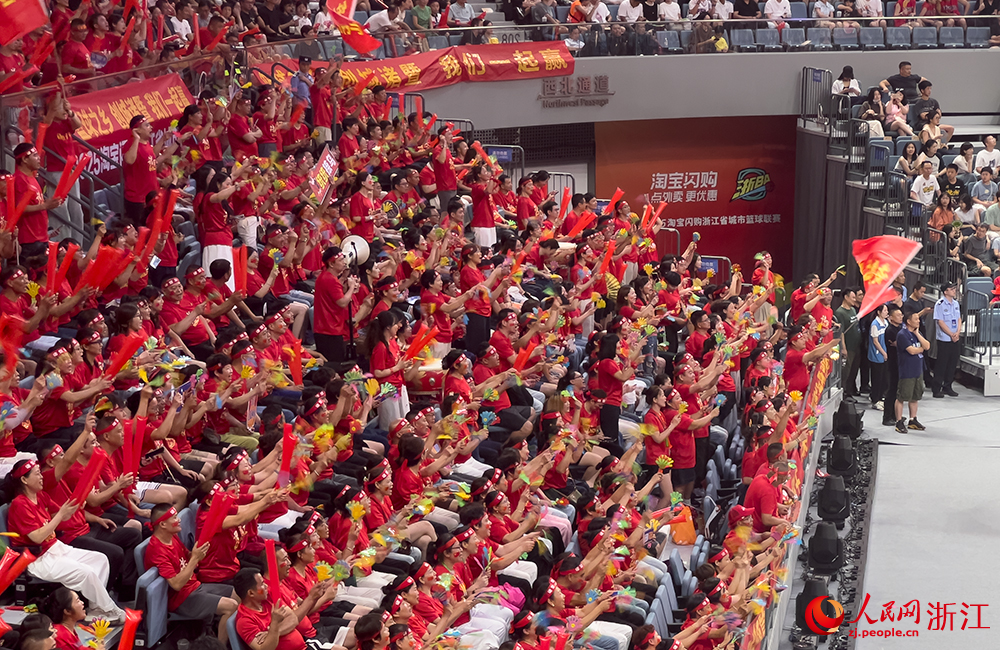 諸暨球迷方陣。人民網記者 艾宇韜攝
