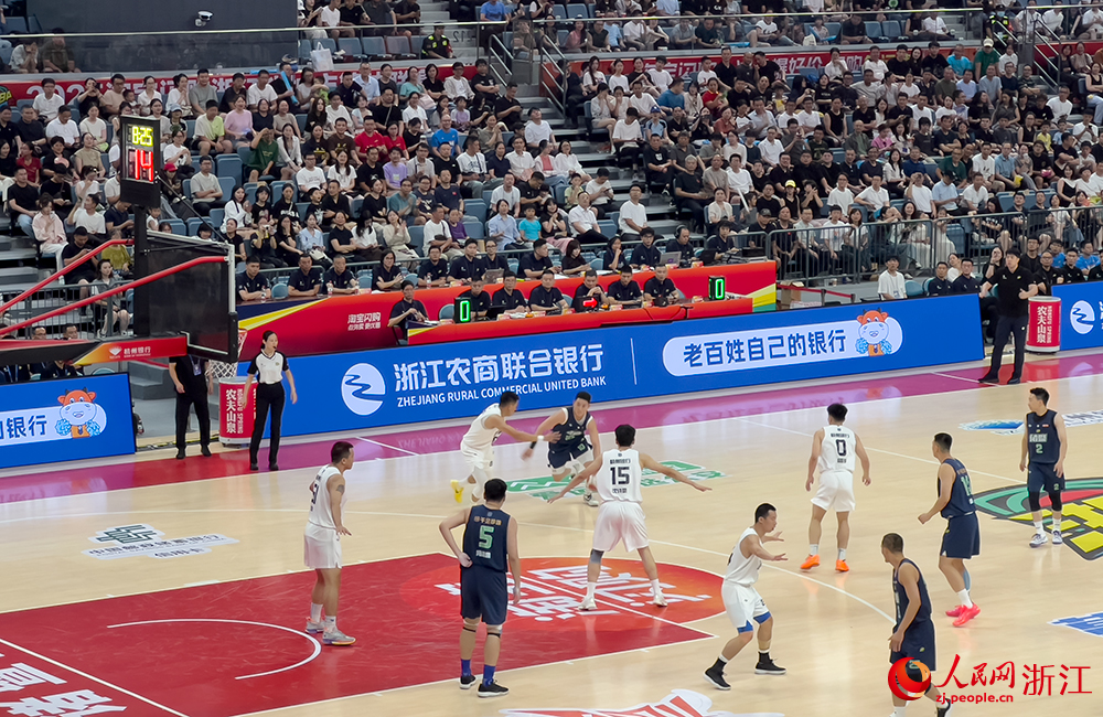 “浙BA”城市爭霸賽揭幕戰比賽現場。人民網記者 艾宇韜攝