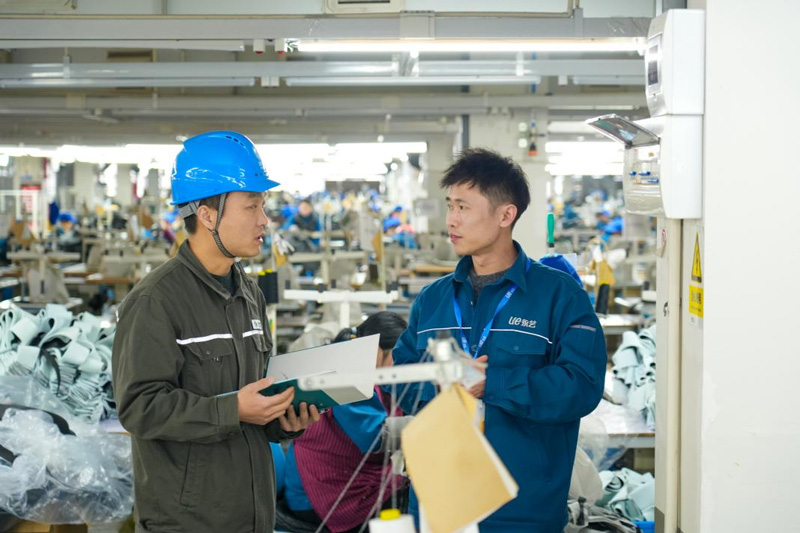 國網湖州供電公司碳效工程師在安吉家居企業開展產品碳效核算。吳亦杰攝