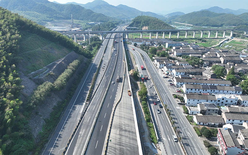 方门大桥路段双向交通导改完成。浙交建设供图