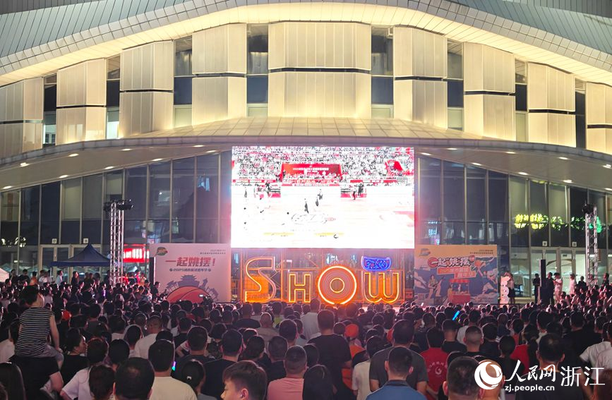 在余姚市公共文化中心特别设置的“浙BA”直播观赛点，市民热情高涨。人民网记者 张帆摄