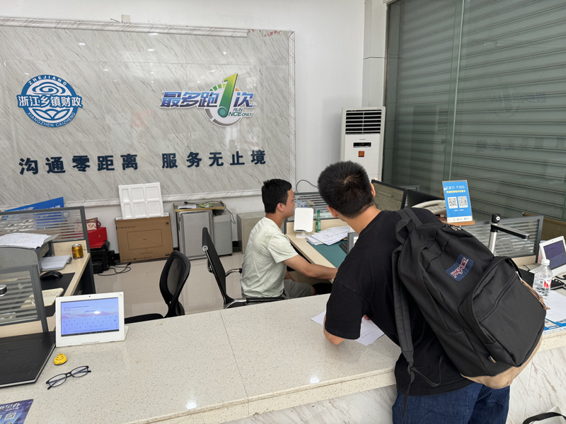 搬迁群众在窗口办理业务。遂昌县委宣传部供图