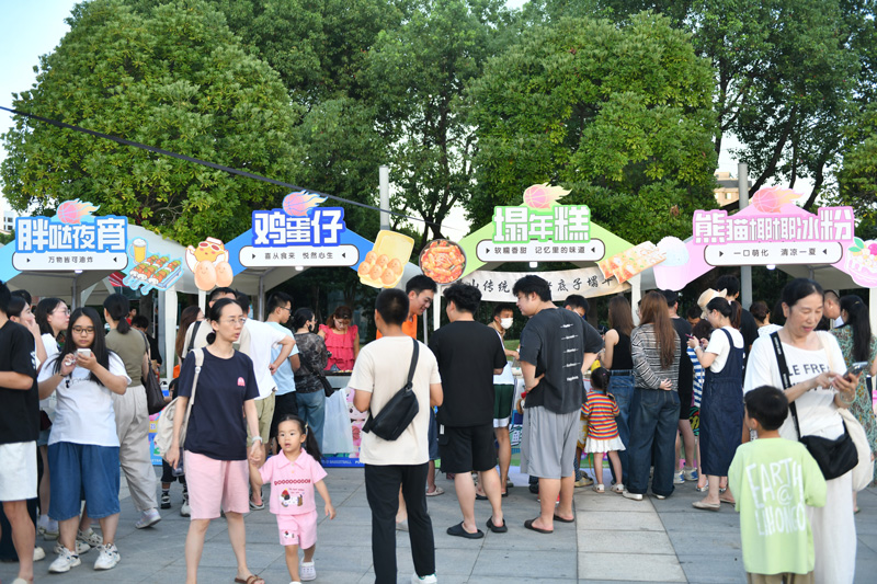 场外市集人气旺。诸葛晓明摄