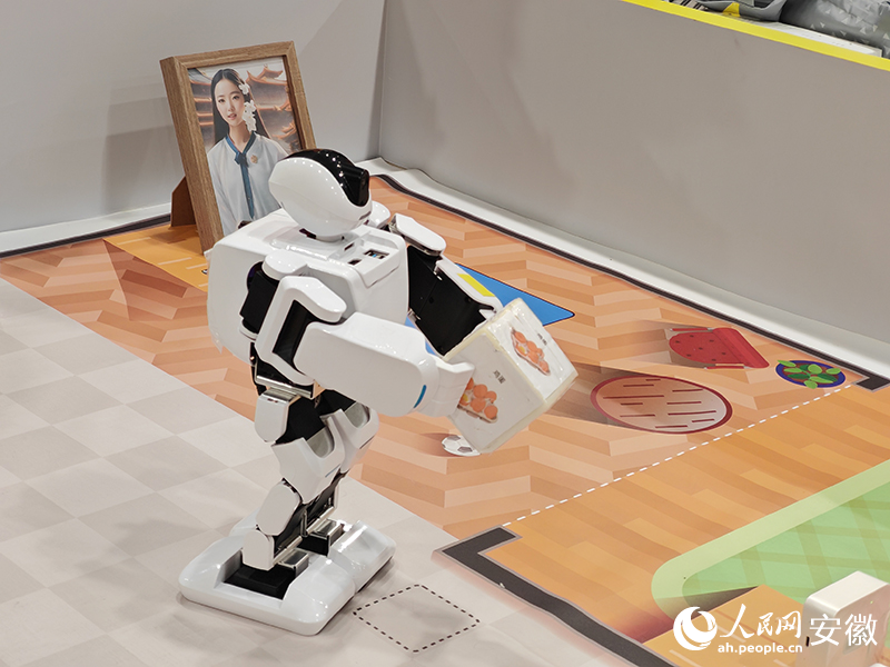 小型機器人完成指令動作。人民網 丁紀攝