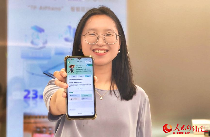 “問稷”智能體讓不識字的農民也能享受科技帶來的便利。人民網記者 張麗瑋攝