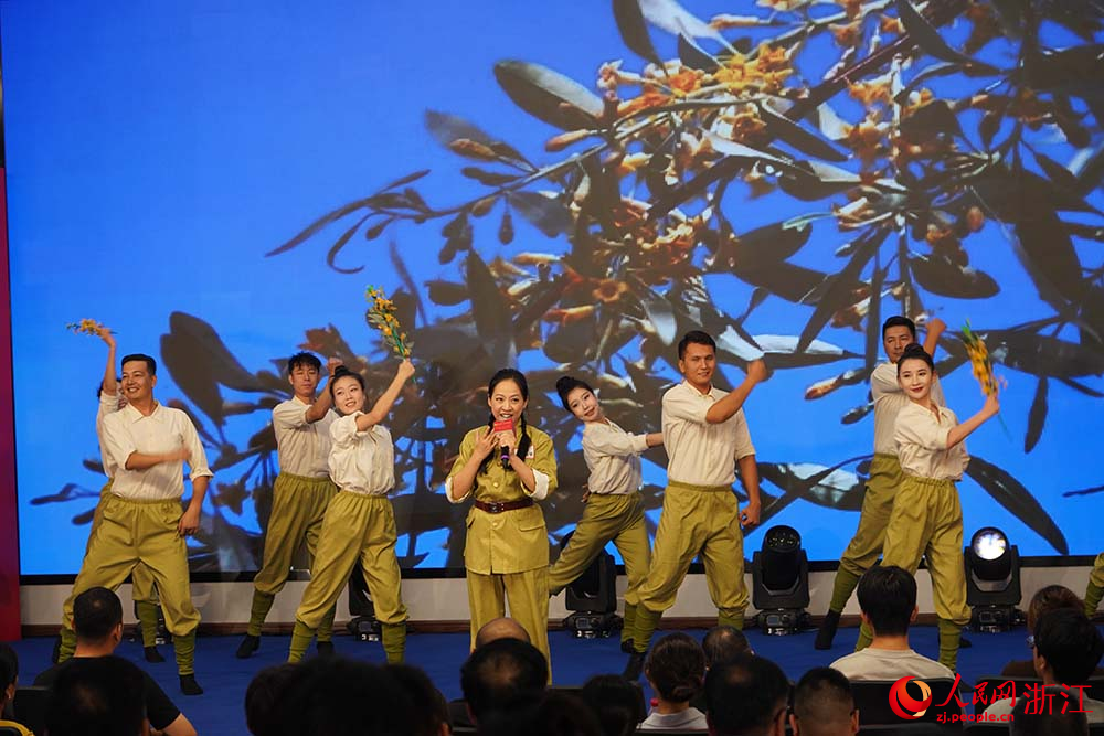 8月25日，演員在浙江嘉興博物館進行文藝表演。人民網 章勇濤攝