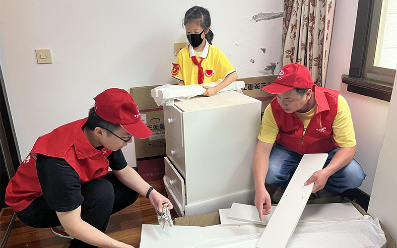 “微心願”活動中,志願者為結對學生贈送學習書桌。岱山縣煙草專賣局供圖