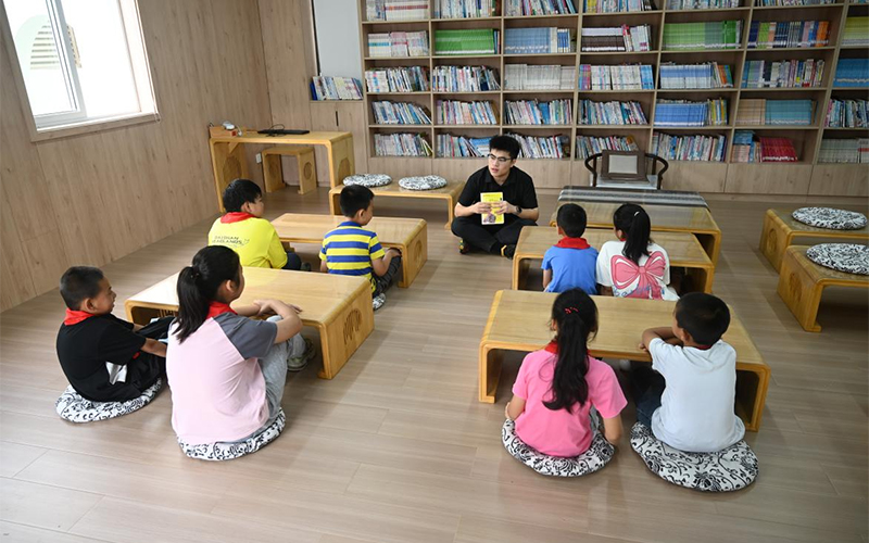 志願者與結對學生共同閱讀。岱山縣煙草專賣局供圖