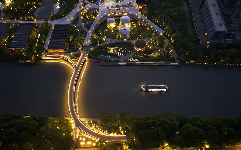 空中俯瞰小河公園跨運河人行橋。管理方供圖