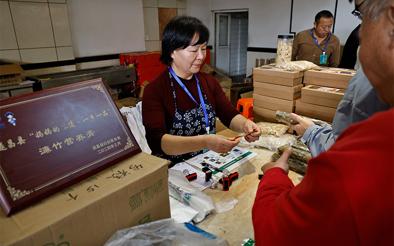 幫助銷售濂竹鄉農產品。杭鋼集團供圖