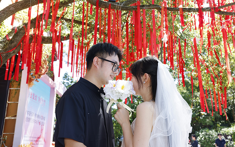 淳安縣婚姻登記服務中心（月光島）吸引新人爭相打卡。淳安縣委宣傳部供圖