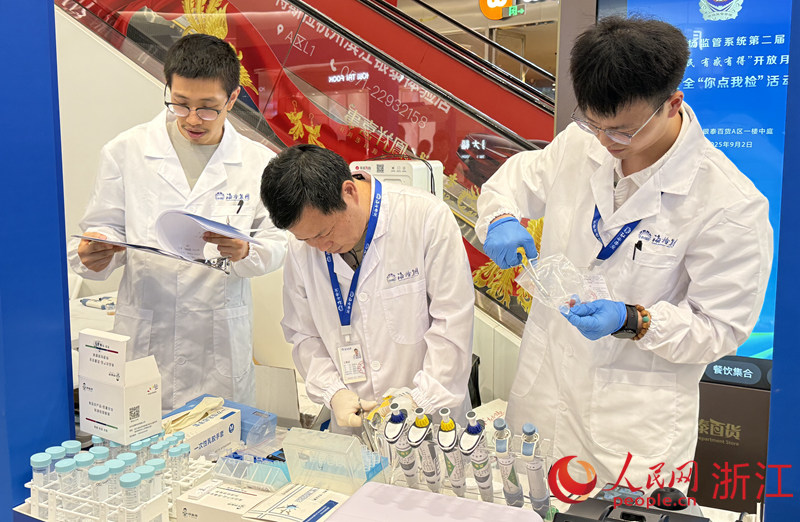 在食品安全“你点我检”活动现场，媒体记者通过现场闪购点单、现场购买等途径，对饮品含糖量、果蔬农残含量等进行现场快检。人民网 方彭依梦摄