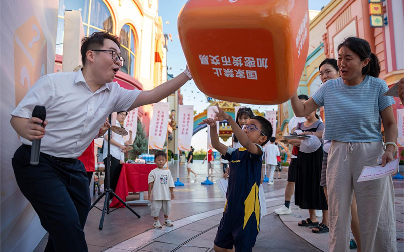 市民参与游戏互动环节。中国银行宁波市分行供图