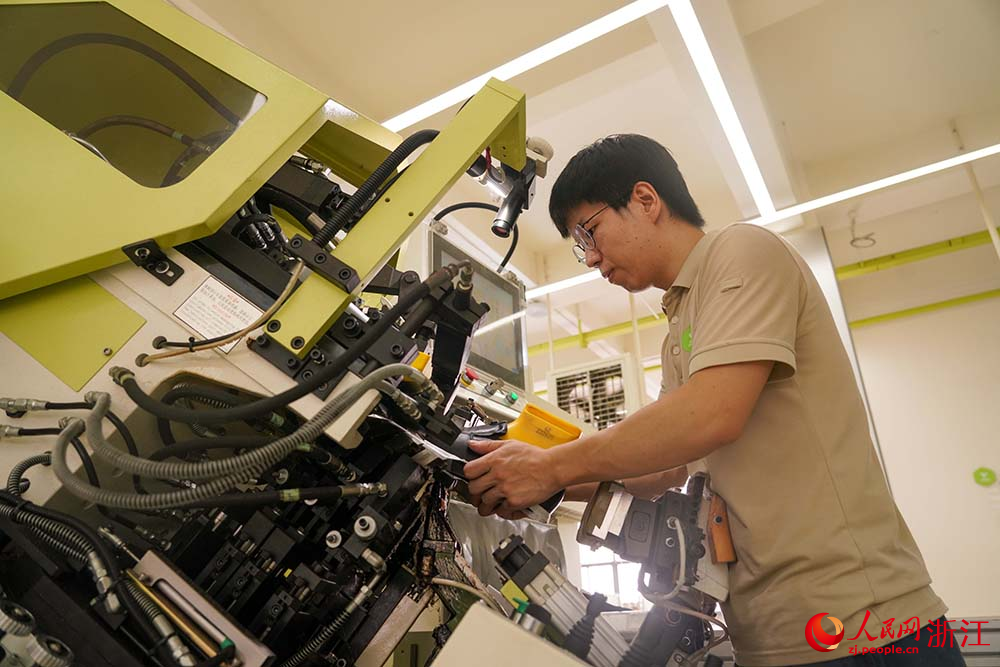 浙江省溫州市鹿城區的鞋企生產車間，工人在生產線上趕制訂單。人民網 章勇濤攝