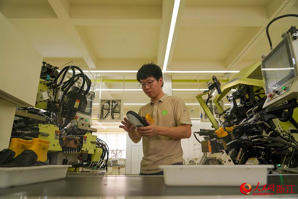 浙江省溫州市鹿城區的鞋企生產車間，工人在生產線上趕制訂單。人民網 章勇濤攝