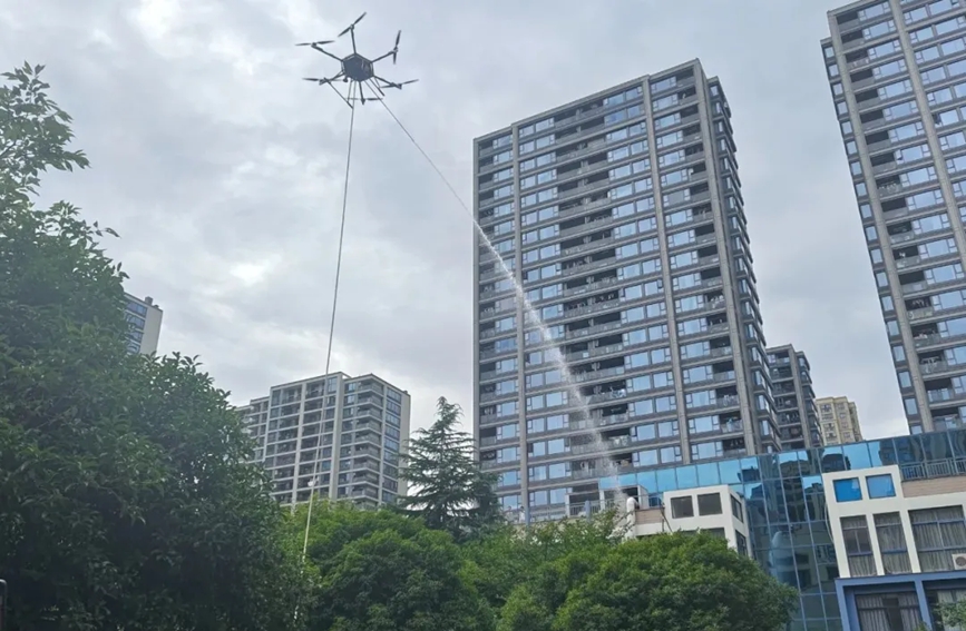 消防演習種，無人機在高樓滅火中具有獨特優勢。翔龍航空供圖