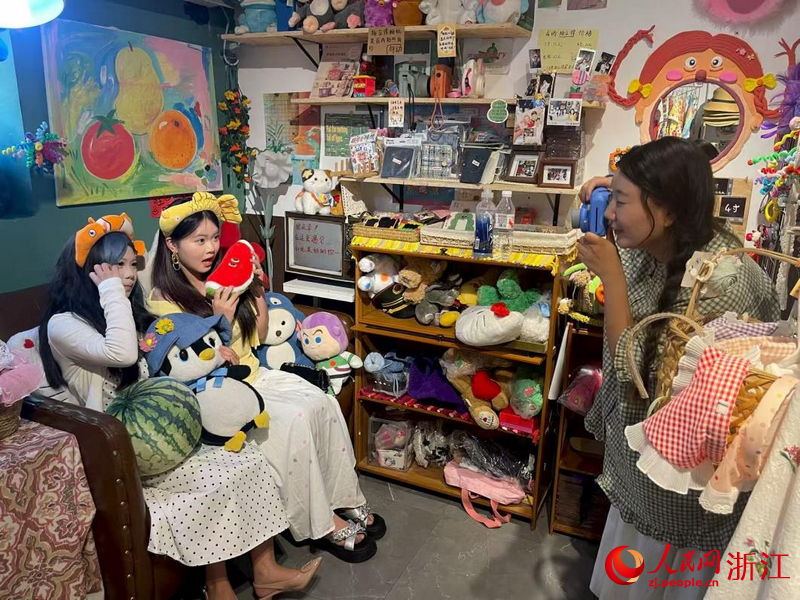 在李祖村一間雜貨鋪,年輕人正在打卡拍照。人民網記者 王麗瑋攝