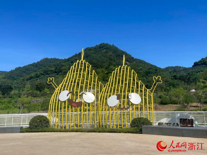 李祖村口,豎立著梨寶寶藝術裝置。人民網記者 王麗瑋攝