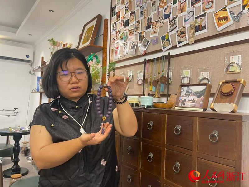 方天寧展示她手工制作的合香珠手串。人民網記者 王麗瑋攝