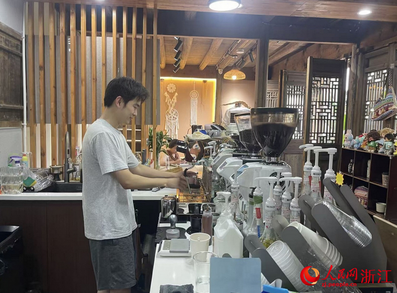 00后胡濤正在制作咖啡。人民網記者 王麗瑋攝