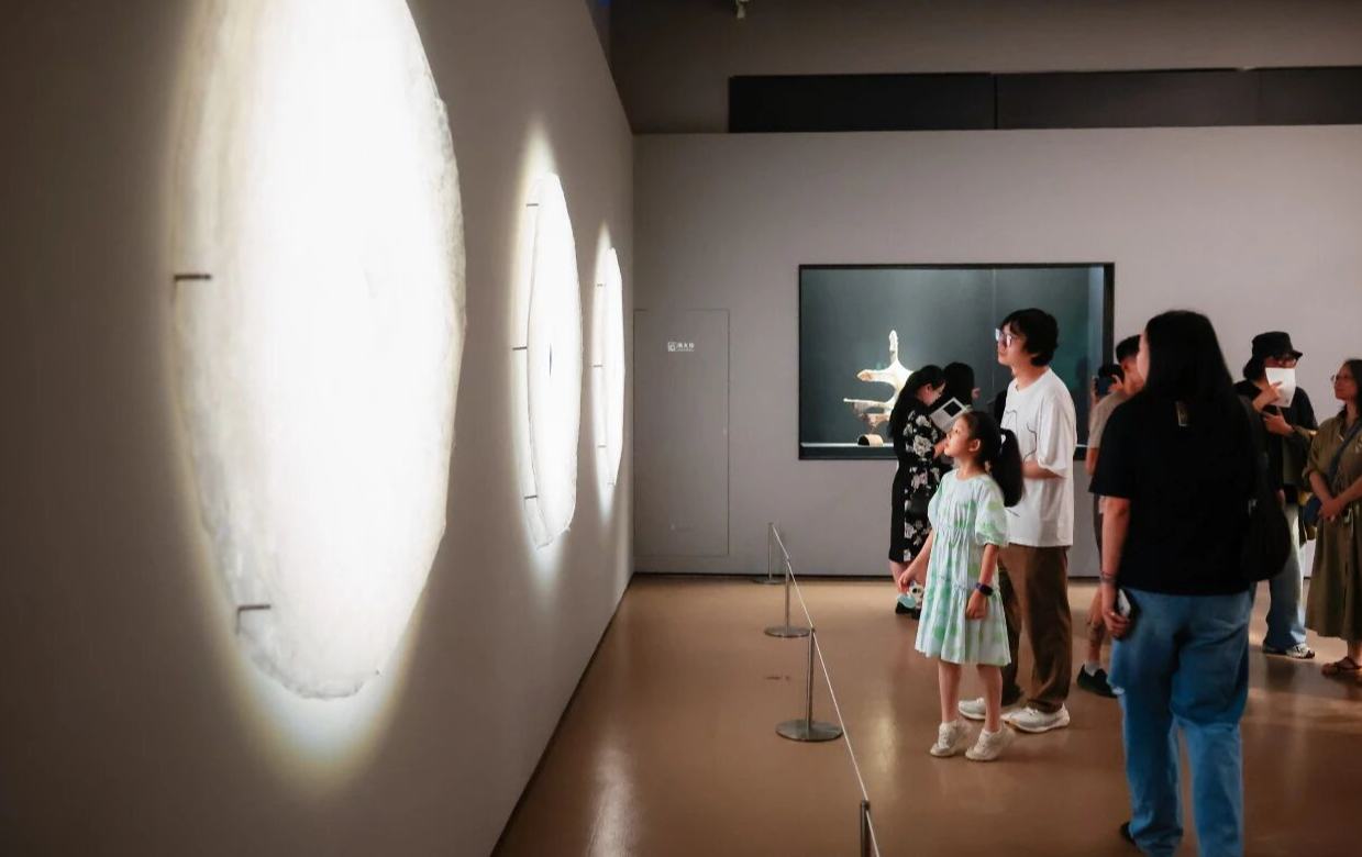 “丝光度——梁绍基的良渚梦境”展览在良渚博物院开幕