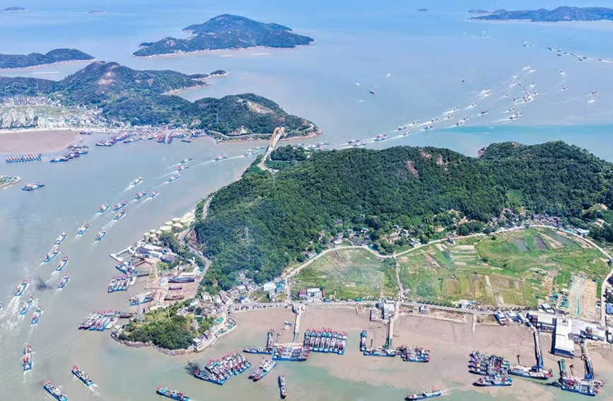 象山县石浦港千余艘渔船一同启航。象山县委宣传部供图