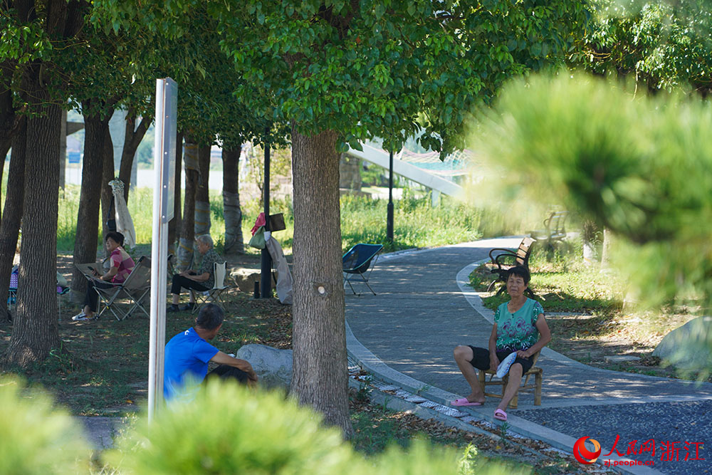 村民在浙江省慈溪市觀海衛鎮雙湖村一處公園納涼休憩。人民網 章勇濤攝