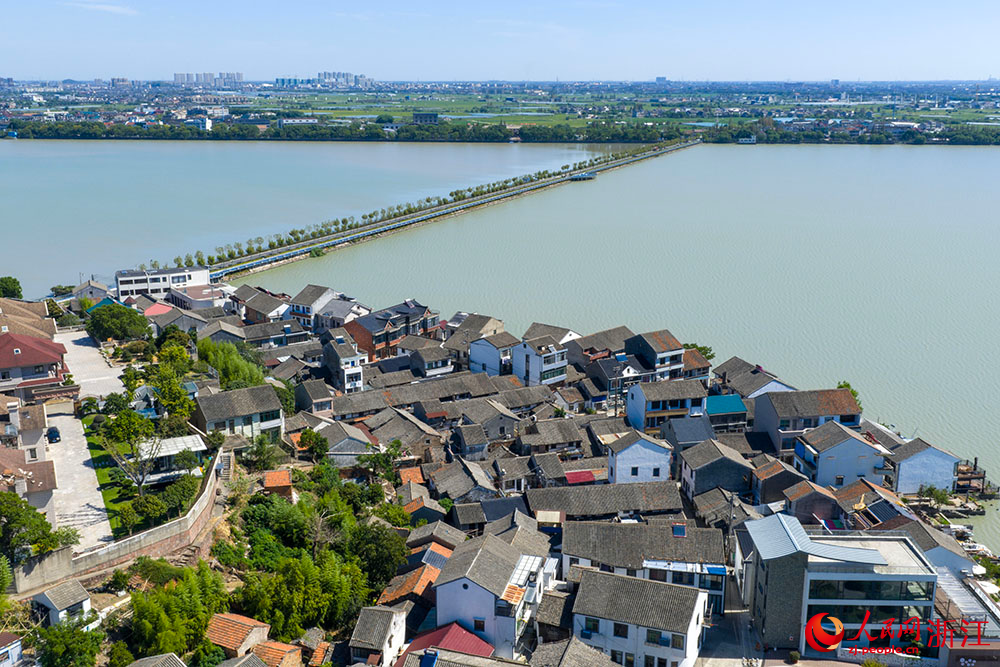 空中俯瞰浙江省慈溪市觀海衛鎮雙湖村，枕湖而居，古韻悠長。人民網 章勇濤攝