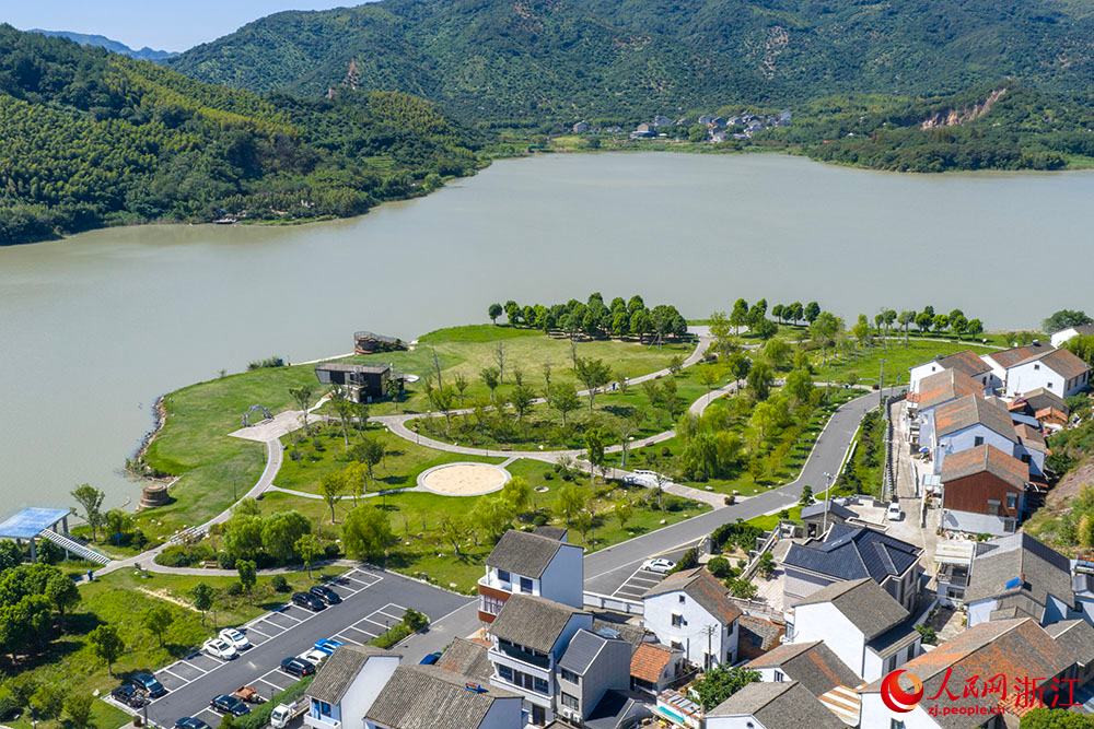 空中俯瞰浙江省慈溪市觀海衛鎮雙湖村，枕湖而居，古韻悠長。人民網 章勇濤攝