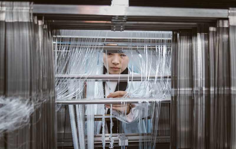 浙江东进新材料有限公司实验室内，实验人员正在进行新型面料研发。姚加峰 摄