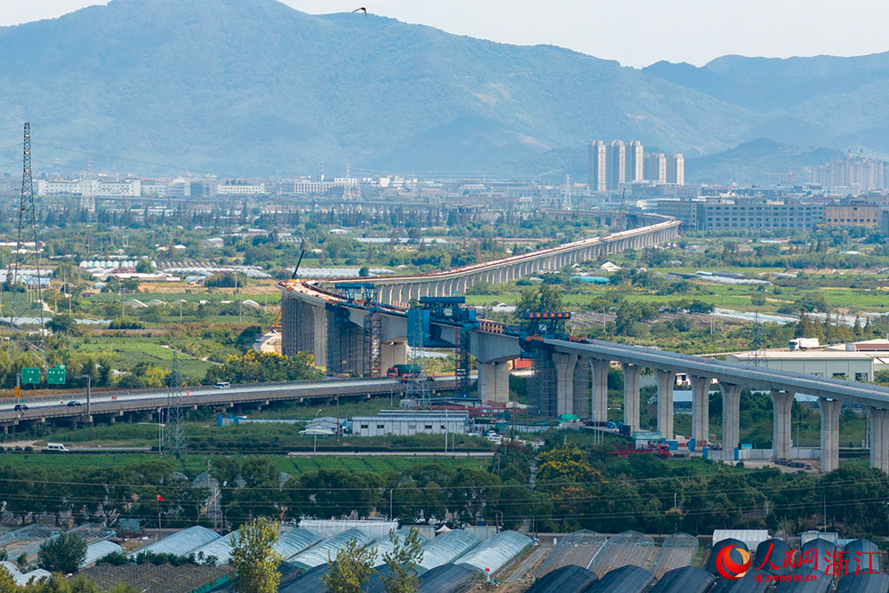 空中俯瞰宁波至慈溪市域（郊）铁路观海卫段施工现场。人民网 章勇涛摄