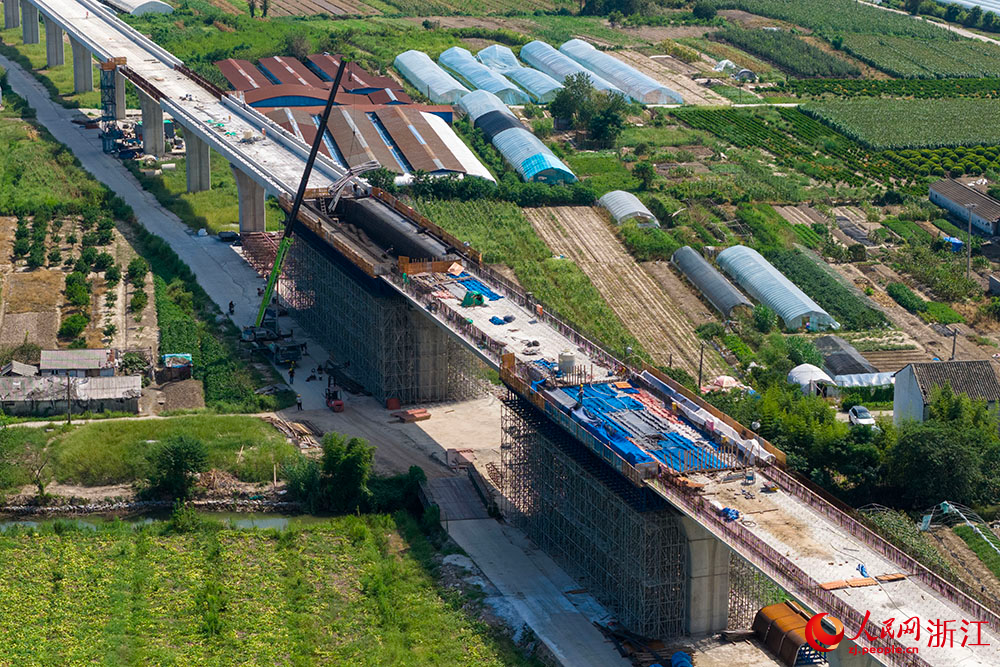 空中俯瞰寧波至慈溪市域（郊）鐵路觀海衛段施工現場。人民網 章勇濤攝