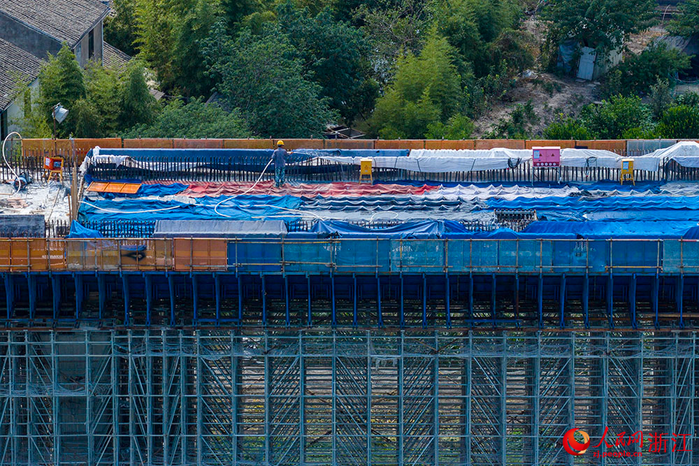 空中俯瞰寧波至慈溪市域（郊）鐵路觀海衛段施工現場。人民網 章勇濤攝