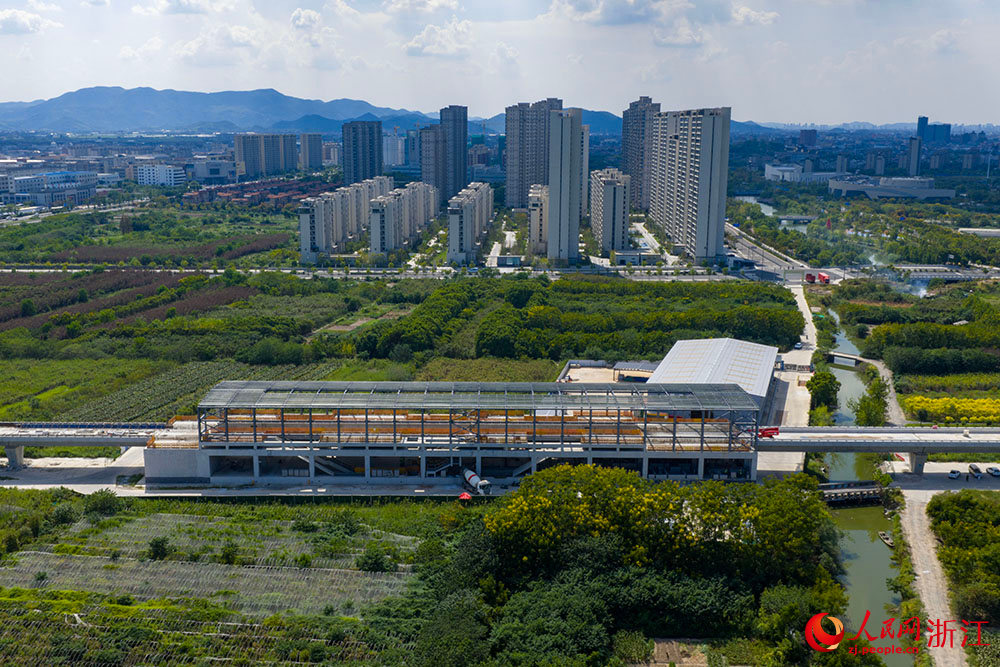 空中俯瞰寧波至慈溪市域（郊）鐵路觀海衛段施工現場。人民網 章勇濤攝