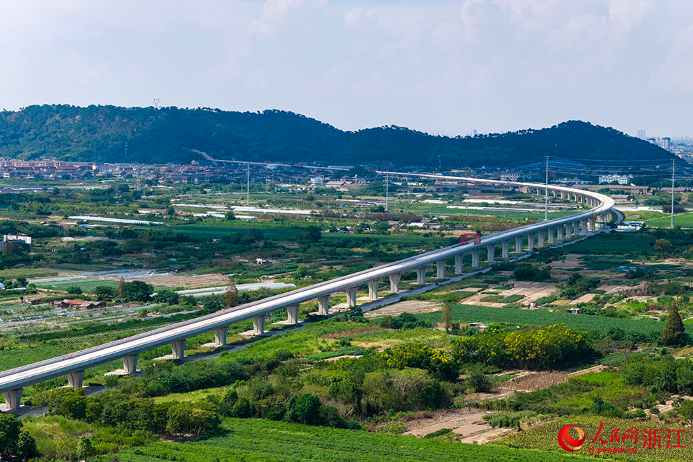 空中俯瞰寧波至慈溪市域（郊）鐵路觀海衛段施工現場。人民網 章勇濤攝