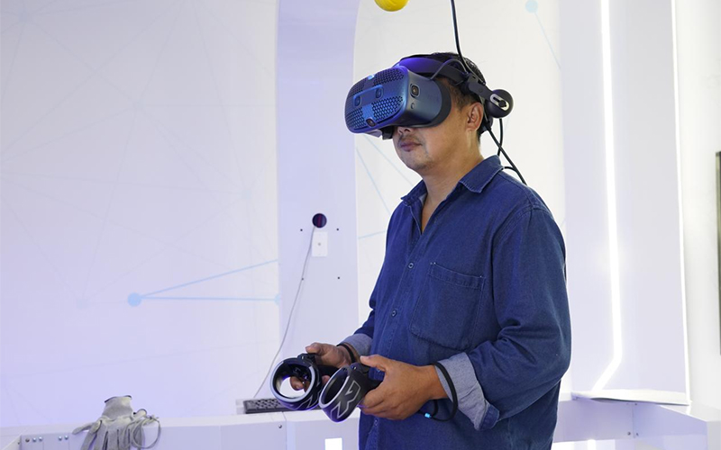 VR模拟训练。陈东摄